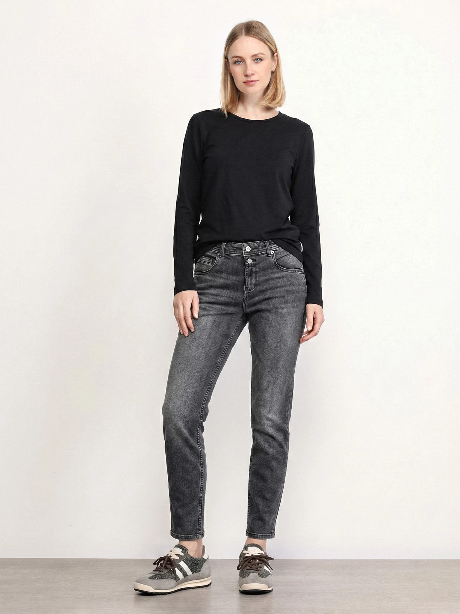 Футболка черного цвета из смесового хлопка